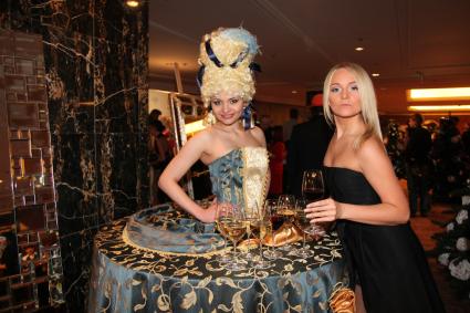 Lotte Hotel. Новогодняя вечеринка FASHION NEW YEAR 2011. На снимке: певица Анастасия Крайнова (справа)