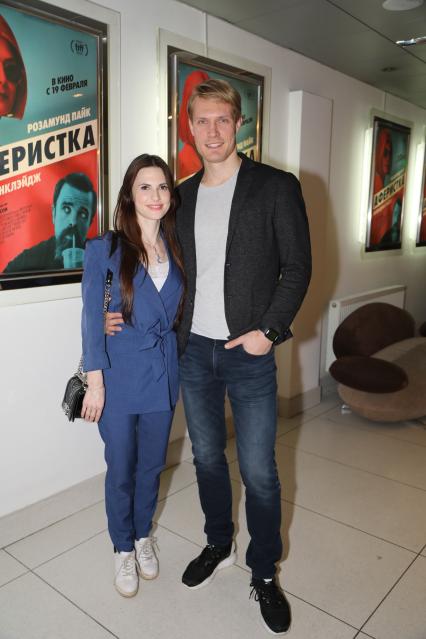 Кинотеатр ВРЕМЕНА ГОДА. Премьера фильма АФЕРИСТКА. 2021. На снимке: актер Кирилл Зайцев с супругой
