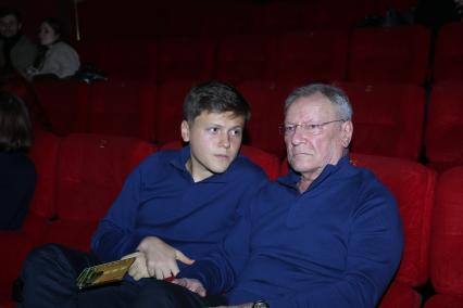 Кинотеатр КАРО 11 ОКТЯБРЬ. Премьера фильма ПАРА ИЗ БУДУЩЕГО. 2021. На снимке: актер Сергей Шакуров и его сын Марат