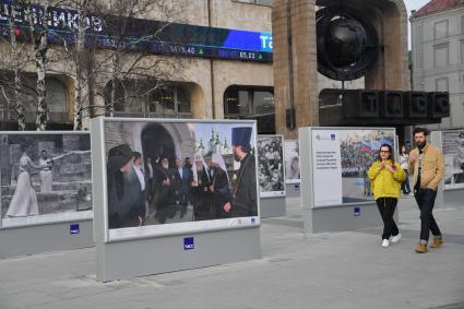 Москва. Фотовыставка агентства ТАСС на Тверском бульваре, посвященная празднованию в этом году 200-летия со дня независимости Греческой Республики.