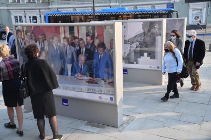 Москва. Фотовыставка агентства ТАСС на Тверском бульваре, посвященная празднованию в этом году 200-летия со дня независимости Греческой Республики.