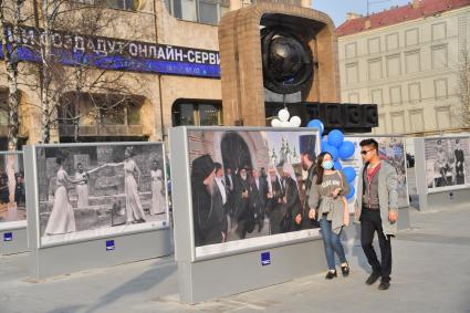 Москва. Фотовыставка агентства ТАСС на Тверском бульваре, посвященная празднованию в этом году 200-летия со дня независимости Греческой Республики.