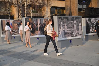 Москва. Фотовыставка агентства ТАСС на Тверском бульваре, посвященная празднованию в этом году 200-летия со дня независимости Греческой Республики.