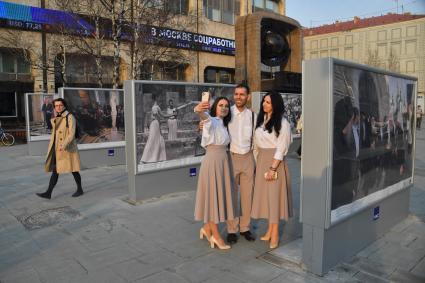 Москва. Фотовыставка агентства ТАСС на Тверском бульваре, посвященная празднованию в этом году 200-летия со дня независимости Греческой Республики.