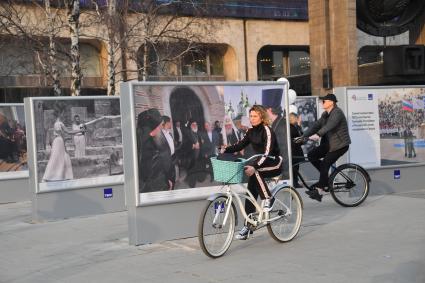 Москва. Фотовыставка агентства ТАСС на Тверском бульваре, посвященная празднованию в этом году 200-летия со дня независимости Греческой Республики.