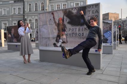 Москва. Фотовыставка агентства ТАСС на Тверском бульваре, посвященная празднованию в этом году 200-летия со дня независимости Греческой Республики.