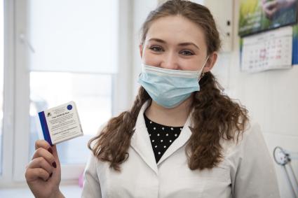 Пермь.  Медсестра показывает упаковку с вакциной `Гам-Ковид-Вак` от коронавирусной инфекции в поликлинике