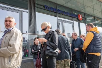 Москва. Очередь у московского офиса Turkish Airlines в бизнес-центре Wall Street.