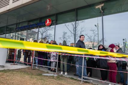 Москва. Очередь у московского офиса Turkish Airlines в бизнес-центре Wall Street.