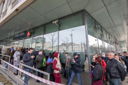 Москва. Очередь у московского офиса Turkish Airlines в бизнес-центре Wall Street.