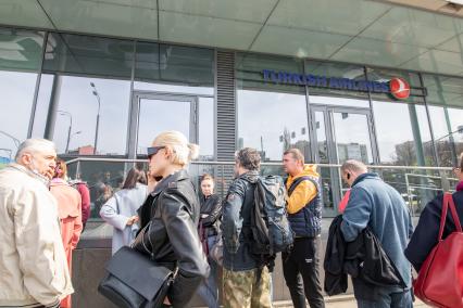 Москва. Очередь у московского офиса Turkish Airlines в бизнес-центре Wall Street.