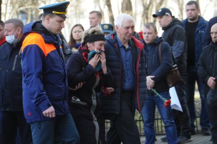 Санкт-Петербург. Во время церемонии прощания c командиром отделения пожарно-спасательной части #64 Ильей Белецким, погибшим  при тушении пожара в здании фабрики `Невская мануфактура`.