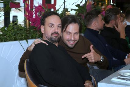 Ресторан ВОСХОД. Пресс-завтрак ПРЕМИИ МУЗ-ТВ 20/21. НАЧАЛО СВЕТА. 2021. На снимке: режиссер-постановщик премии Олег Боднарчук (слева) и актер Александр Ревва