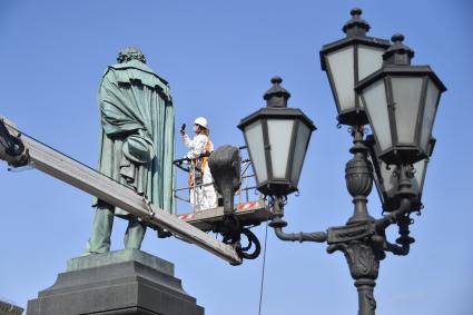 Москва. Сотрудник коммунальной службы во время промывки памятника Александру Пушкину на Пушкинской площади.