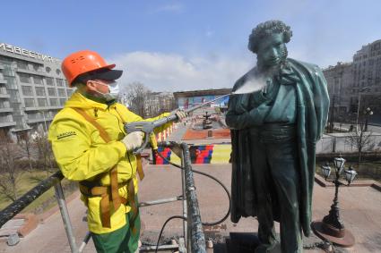 Москва. Сотрудник коммунальной службы во время промывки памятника Александру Пушкину на Пушкинской площади.