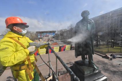 Москва. Сотрудник коммунальной службы во время промывки памятника Александру Пушкину на Пушкинской площади.