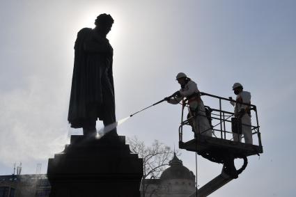 Москва. Сотрудник коммунальной службы во время промывки памятника Александру Пушкину на Пушкинской площади.