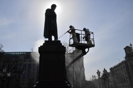 Москва. Сотрудник коммунальной службы во время промывки памятника Александру Пушкину на Пушкинской площади.