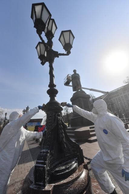 Москва. Сотрудник коммунальной службы во время промывки памятника Александру Пушкину на Пушкинской площади.