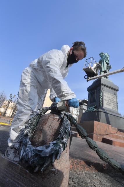 Москва. Сотрудник коммунальной службы во время промывки памятника Александру Пушкину на Пушкинской площади.