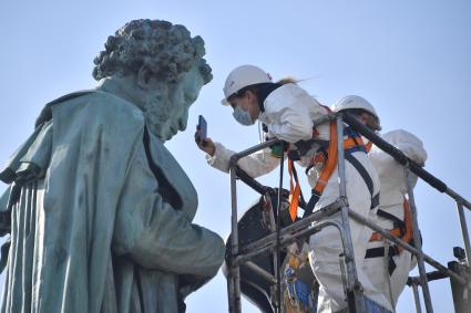 Москва. Сотрудник коммунальной службы во время промывки памятника Александру Пушкину на Пушкинской площади.