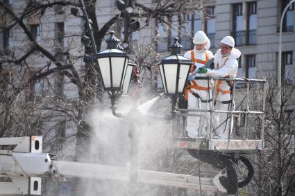 Москва. Сотрудник коммунальной службы во время промывки памятника Александру Пушкину на Пушкинской площади.