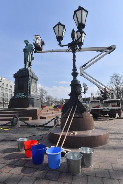 Москва. Сотрудник коммунальной службы во время промывки памятника Александру Пушкину на Пушкинской площади.