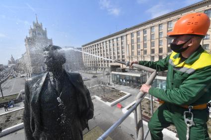 Москва. Сотрудник коммунальной службы во время промывки памятника Владимиру Маяковскому  на Триумфальнойй площади.