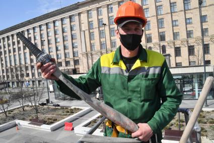 Москва. Сотрудник коммунальной службы во время промывки памятника Владимиру Маяковскому на на Триумфальнойй площади.