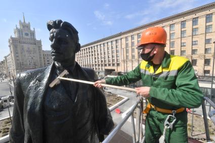 Москва. Сотрудник коммунальной службы во время промывки памятника Владимиру Маяковскому  на Триумфальнойй площади.