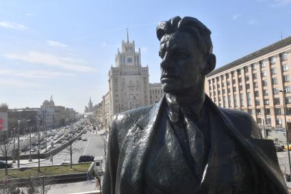 Москва. Памятник Владимиру Маяковскому на Триумфальнойй площади.