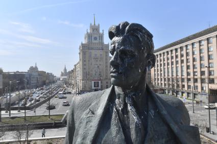 Москва. Сотрудник коммунальной службы во время промывки памятника Владимиру Маяковскому  на Триумфальнойй площади.