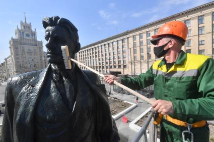 Москва. Сотрудник коммунальной службы во время промывки памятника Владимиру Маяковскому  на Триумфальнойй площади.