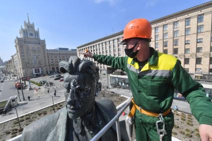 Москва. Сотрудник коммунальной службы во время промывки памятника Владимиру Маяковскому  на Триумфальнойй площади.