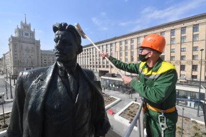 Москва. Сотрудник коммунальной службы во время промывки памятника Владимиру Маяковскому  на Триумфальнойй площади.