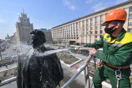 Москва. Сотрудник коммунальной службы во время промывки памятника Владимиру Маяковскому  на Триумфальнойй площади.