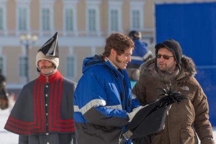 Санкт-Петербург. Актер Максим Матвеев (в центре) и режиссер Андрей Кравчук (справа) во время съемок фильма `Союз спасения` на Дворцовой площади.