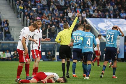 Санкт-Петербург. Судья показывает красную карточку в матче чемпионата России по футболу между командами `Зенит` и `Амкар`.