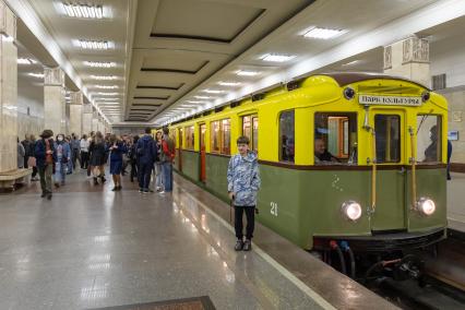 Москва. Пассажиры на ночной экскурсии в Московском метрополитене.