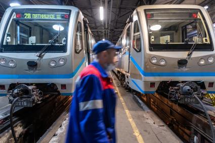 Москва. Сотрудники метрополитена проводят профилактический осмотр поездов.