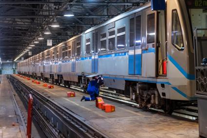 Москва. Сотрудники метрополитена проводят профилактический ремонт поездов.