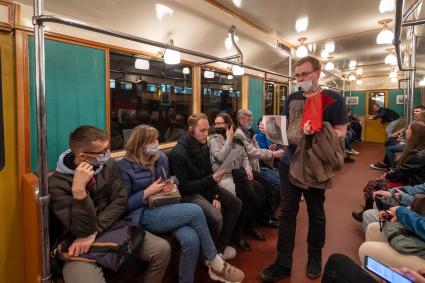Москва. Пассажиры в реторо- вагоне  во время ночной экскурсии в Московском метрополитене.