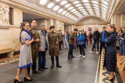 Москва. Пассажиры на ночной экскурсии в Московском метрополитене.