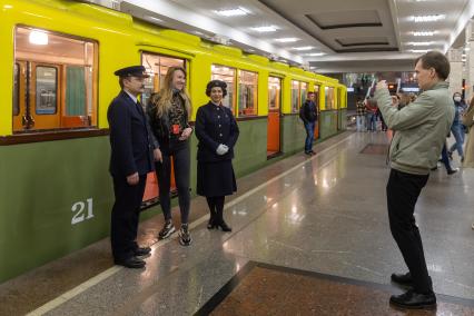 Москва. Пассажиры на ночной экскурсии в Московском метрополитене.