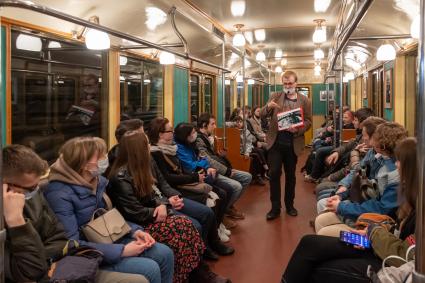 Москва. Пассажиры в реторо - вагоне  во время ночной экскурсии в Московском метрополитене.