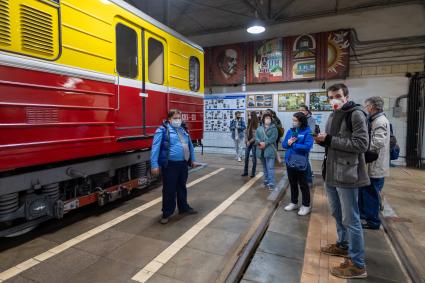 Москва. Пассажиры на ночной экскурсии в Московском метрополитене.