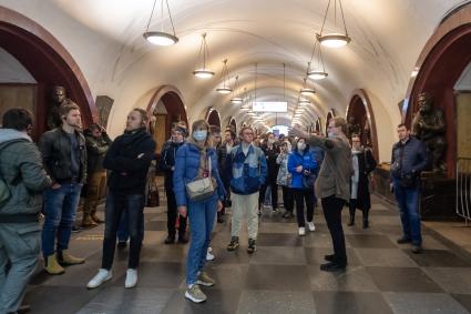 Москва. Во время на ночной экскурсии в Московском метрополитене.