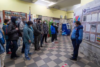 Москва. Пассажиры на ночной экскурсии в Московском метрополитене.
