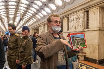 Москва. Пассажиры на ночной экскурсии в Московском метрополитене.