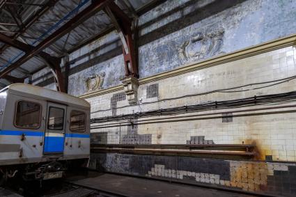 Москва. Поезд метрополитена на закрытой станции `Первомайская` во время ночной экскурсии по метрополитену.